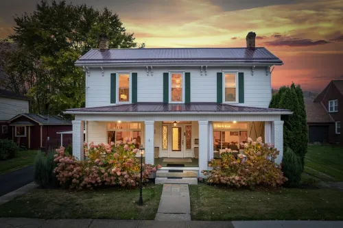 130 Yr Old Whimsical Gem On 1.3 River Front Acres