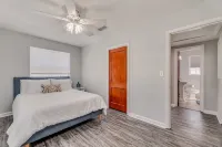 Beachside with Billiard Room & Beach Cruisers!