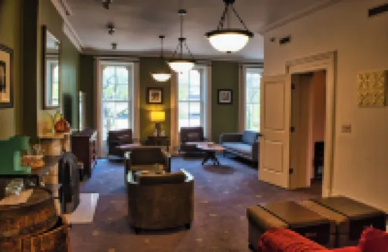 Spacious & historic residence in downtown, a 15-min walk to most venues & events