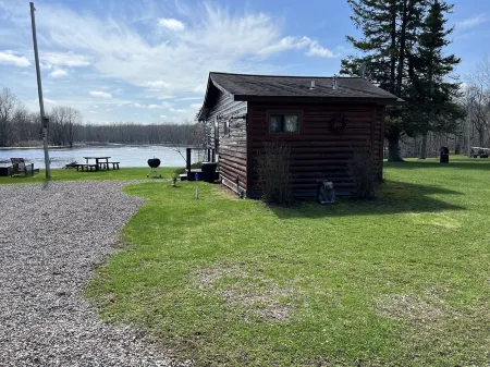 EAGLE LODGE - Cozy Cabin Overlooking the Beautiful E. Fork of the Chippewa River
