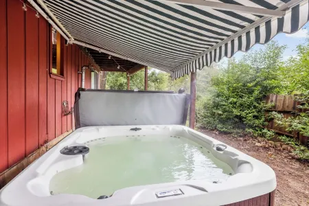 Russian River Retreat with Hot Tub, BBQ, & Deck