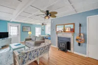 Tybee Lighthouse Cottage (A): Walk to the Beach!