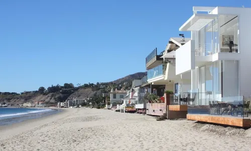 Luxury 1BR Malibu Bungalow on PCH steps from Beach w/ FREE private parking!