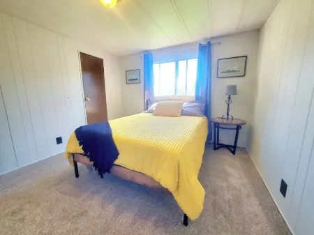 View Freighters ~ Waterfront ~ King Bed!