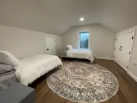 Newly renovated 1800’s one room schoolhouse with modern comforts and a hot tub! 라포 타운쉽 호텔