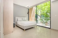 Luxury 2BR with Balcony, Direct Access to 5th Ave