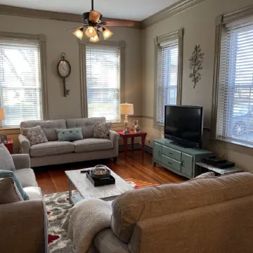 Historic District Inn 4 Bed/ 3 Bath in the heart of downtown Hermann!