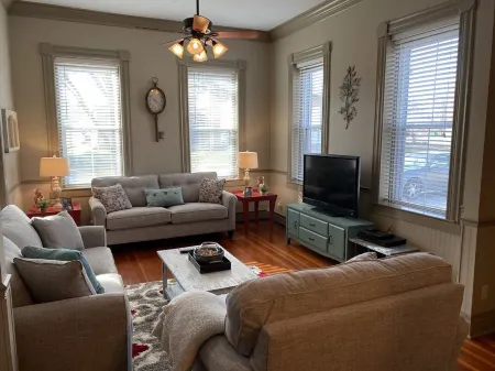 Historic District Inn 4 Bed/ 3 Bath in the heart of downtown Hermann!