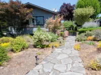 Tranquil Reed Retreat: 2-Bedroom Apartment with Private Patio Hotel a 