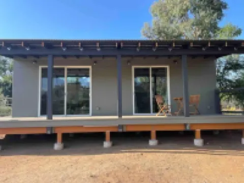 Peaceful new Tiny Home on farm, steps to wineries!