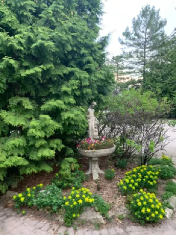 Charming garden cottage downtown Ellison Bay walking distance to lake and shops