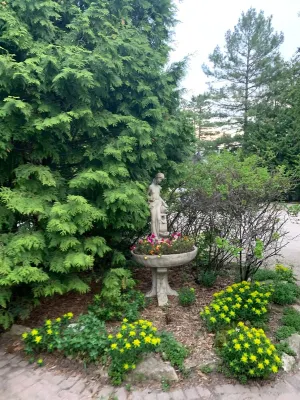 Charming garden cottage downtown Ellison Bay walking distance to lake and shops Hotels in Liberty Grove