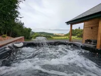 Unique 3 bed cabin with hot tub on Welsh border. Hotels in Presteigne