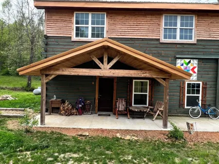 Comfortable cabin. French Lick. Close to everything. Pet friendly. WiFi. Acerage