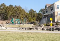 Family getaway, pool, bunk room, private deck, close to lake and Thunder Ridge