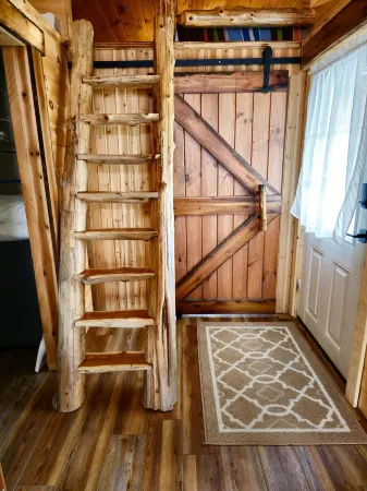 Quaint Cabin - 8 minutes from Ark Encounter!!Country setting, near town!!