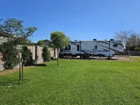 Cozy RV tucked back in a quiet property with plenty of room to relax 길버트 호텔