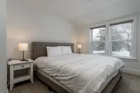 Modern 7Bd/3Ba Mountain Chalet w/ Hot tub, 3 minutes from Okemo Hotels near Okemo Mountain Resort