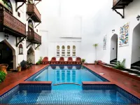 Dhow Palace Hotel - Pools