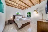 2 BD Delray Beach Cottage walk to Atlantic Ave & the beach