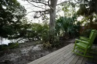 Bamboo Bungalow - cozy waterfront studio near the beach
