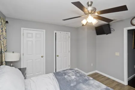 Cozy 3-bedroom Duplex1 with WiFi, AC in peaceful Springfield Отели в г. Спрингфилд