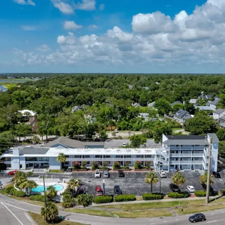 Luxurious -Wrightsville Beach - Pool, quiet end-unit, nearby dining and marinas!
