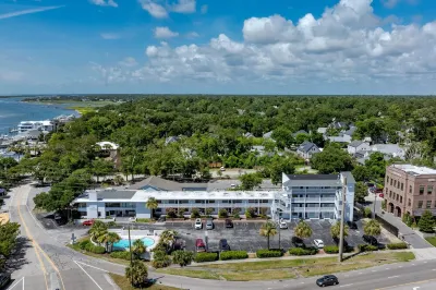 Luxurious -Wrightsville Beach - Pool, quiet end-unit, nearby dining and marinas!