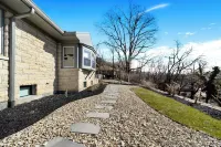 PRIDE ROCK Luxury Retreat