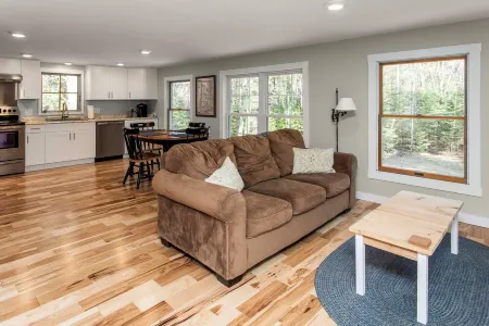 Maine Barn Hideaway- 2nd Floor Private Apartment Отели рядом с достопримечательностью «Ae Home»