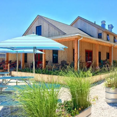 Edgartown Designer Cottage Between Town & Beach.