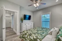 Beachside Bungalow 3 Blocks from Private Beach! Just 3 miles to Pier Park!