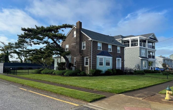 Ocean Ave 5Br: Huge Fenced Yard, Pet Friendly, 2 Houses to Beach + Shark Park!