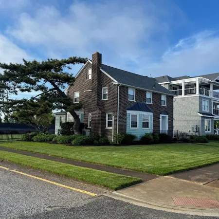 Ocean Ave 5Br: Huge Fenced Yard, Pet Friendly, 2 Houses to Beach + Shark Park!