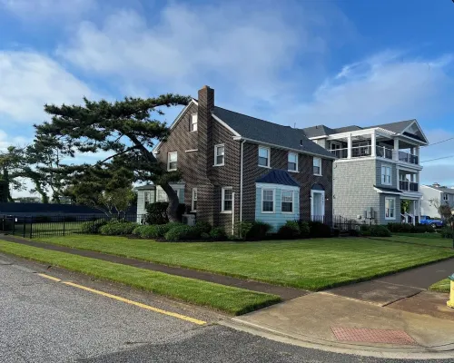 Ocean Ave 5Br: Huge Fenced Yard, Pet Friendly, 2 Houses to Beach + Shark Park! 布里根泰恩住宿飯店