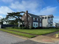 Ocean Ave 5Br: Huge Fenced Yard, Pet Friendly, 2 Houses to Beach + Shark Park! - Homestays