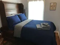 Charming cottage... 1 minute walk to Main Street. Shops, Restaurants and more..