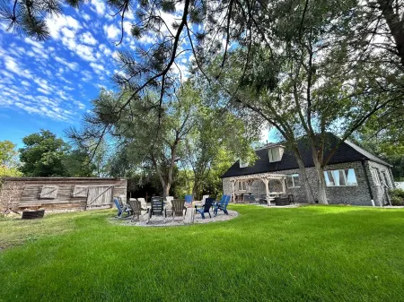 Top Rated Family & Group Cozy Stay: Ski, Holiday Fun & Events –Book Nov/Dec Now!