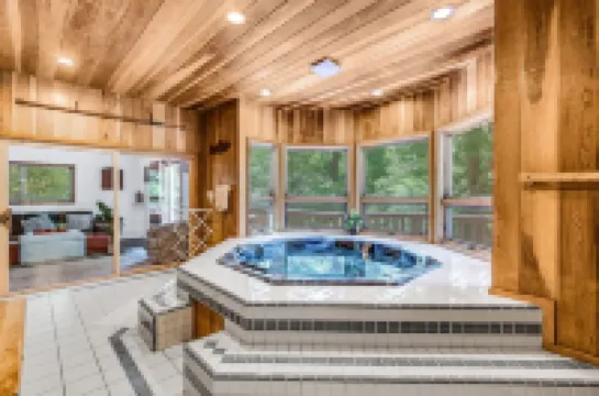 FamilyRetreat, AC, Indoorjacuzzihottub, 7Mins Walk2Village, Lake Access, Sleep15