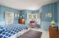 Lake Charlevoix Family Resort ~ 3 Houses ~ Perfect Retreat For Families! Hotels in Eveline Township