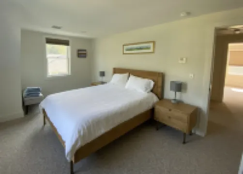 Newly built house, Central A/C, Walk to ferry, beach, and town