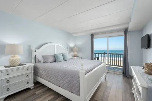 Nags Head Oceanfront Condo, Walk-in Shower, Pool, Sleeps 5 - 3 estrellas