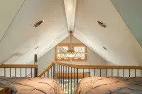 Waterfront Luxury Tiny Home w/ private dock on Deer Lake