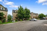 Timberline Condo at Moose Hollow, end unit w/ full windows, steps from hot tub