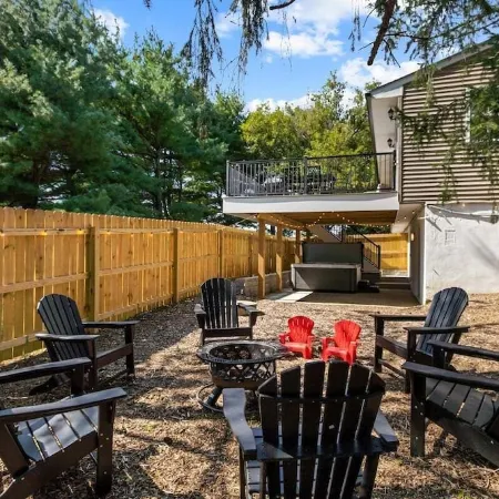 Fenced In Back Yard - Hot tub - King Bed