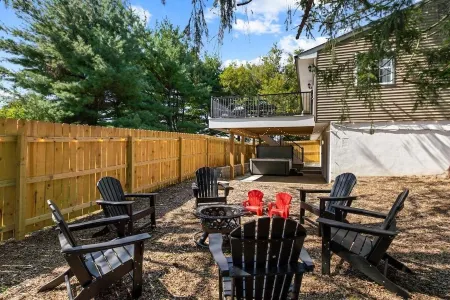 Fenced In Back Yard - Hot tub - King Bed