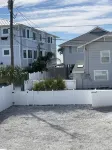 Cottage by the Sea Unit AIndian Rocks Retreat- 3-Minute Walk to Beach- King Bed