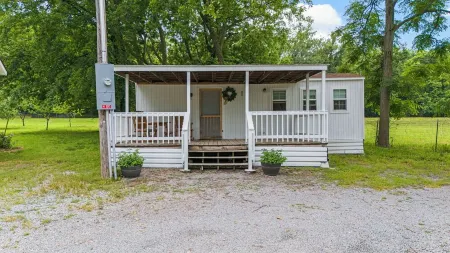 Lakefront Tiny Farm House, with pool, on quiet Lake Hudson