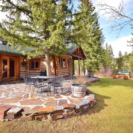 Top Rated Charming MT Cabin w Hot Tub, 10min Dwtn, MSU, 1hr Big Sky/Yellowstone