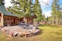 Top Rated Charming MT Cabin w Hot Tub, 10min Dwtn, MSU, 1hr Big Sky/Yellowstone